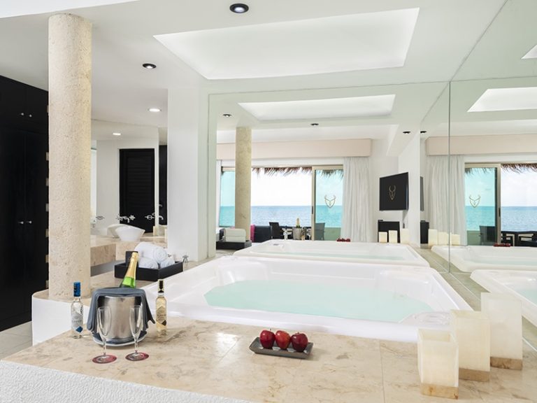 Room3_Oceanfront-Passion-Suite-2_800px