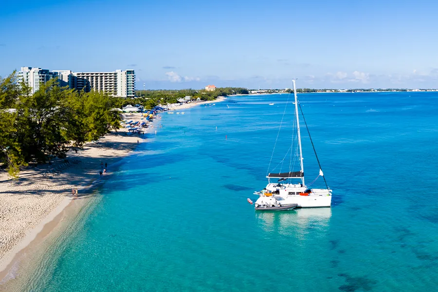 Catamarán anclado junto a una playa de Gran Caimán.