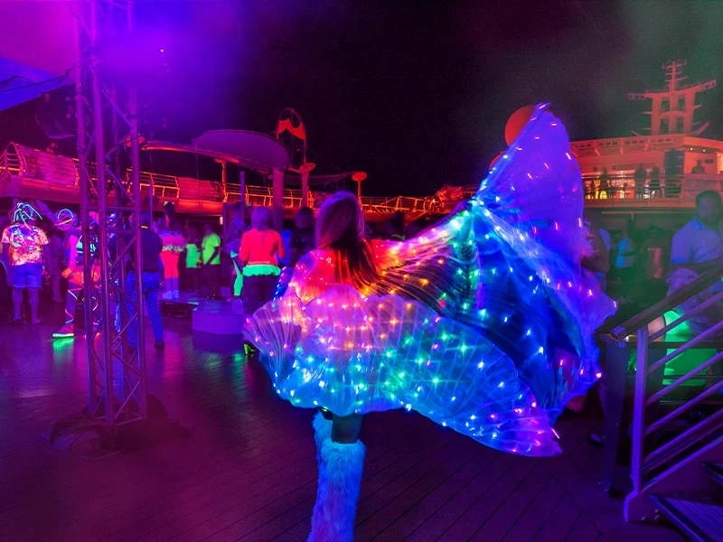Un disfraz iluminado en una fiesta temática durante un crucero Temptation anterior.