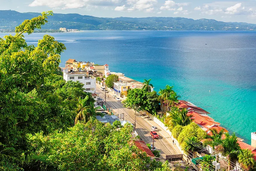 La costa y los edificios frente al mar de Montego Bay en Jamaica.