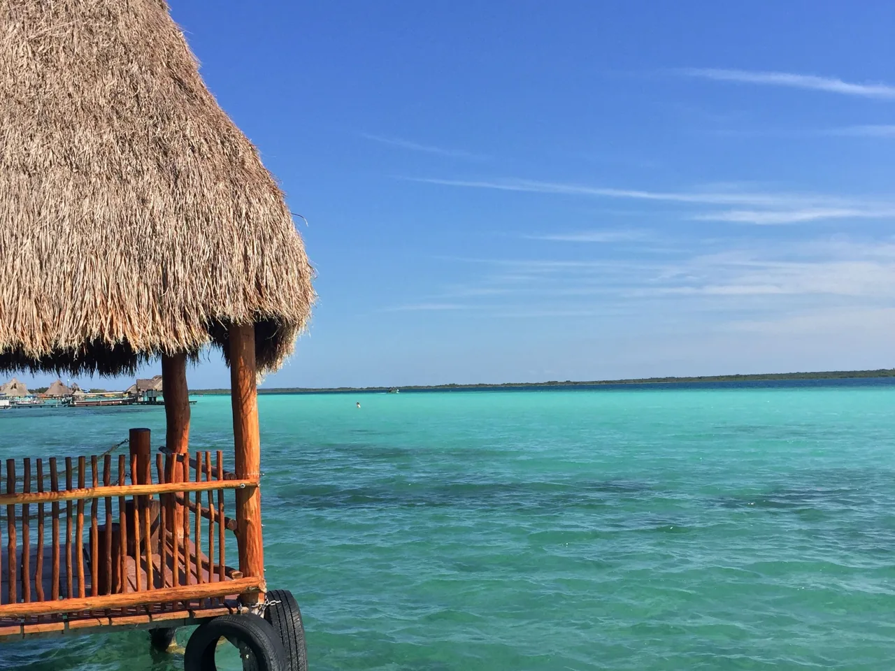 Abri au toit de chaume au bord des eaux claires de la lagune de Bacalar