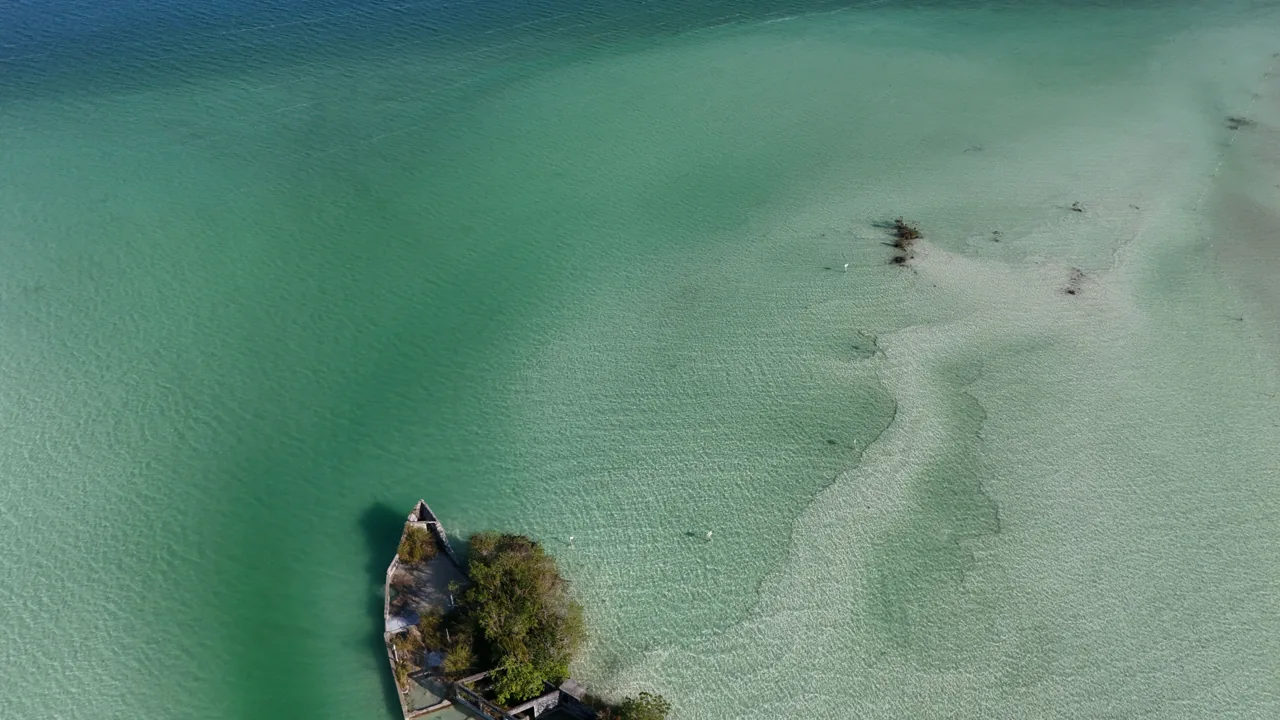 Eaux peu profondes et végétation vues d'en haut à la lagune de Bacalar