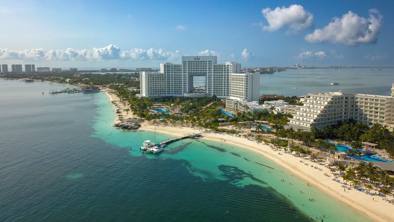 Águas turquesas e praias ao lado do Riu Palace Peninsula em Cancún.