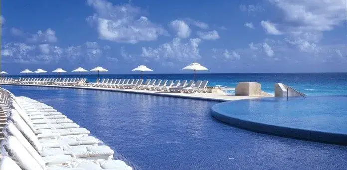 Oceanfront swimming pool with sun loungers in Cancun