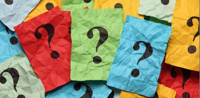 Signos de interrogación coloridos que representan la elección entre dólares y pesos.