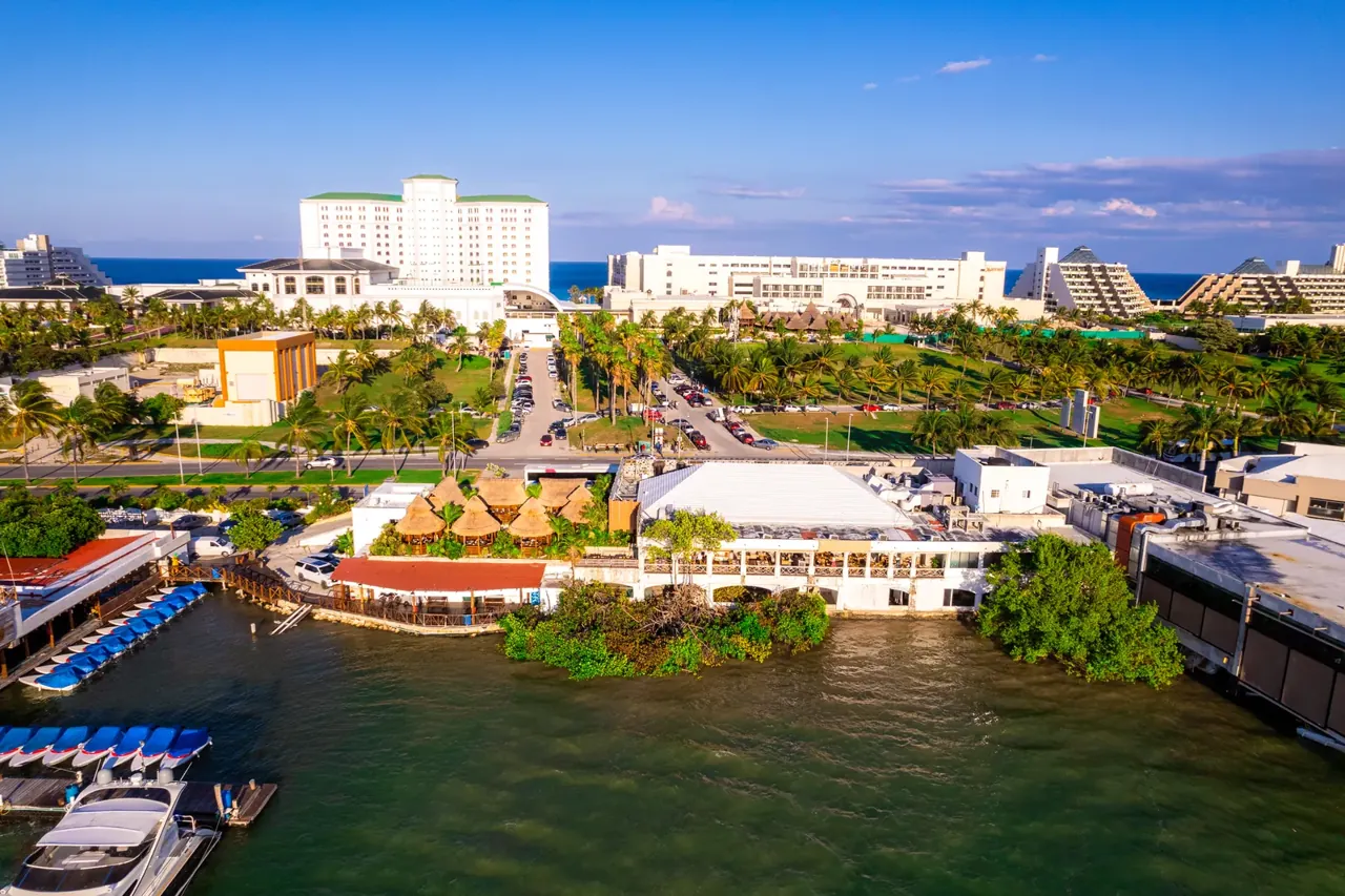 Le restaurant Fred's Cancun et ses villas au bord de l'eau, près du lagon de Nichupté
