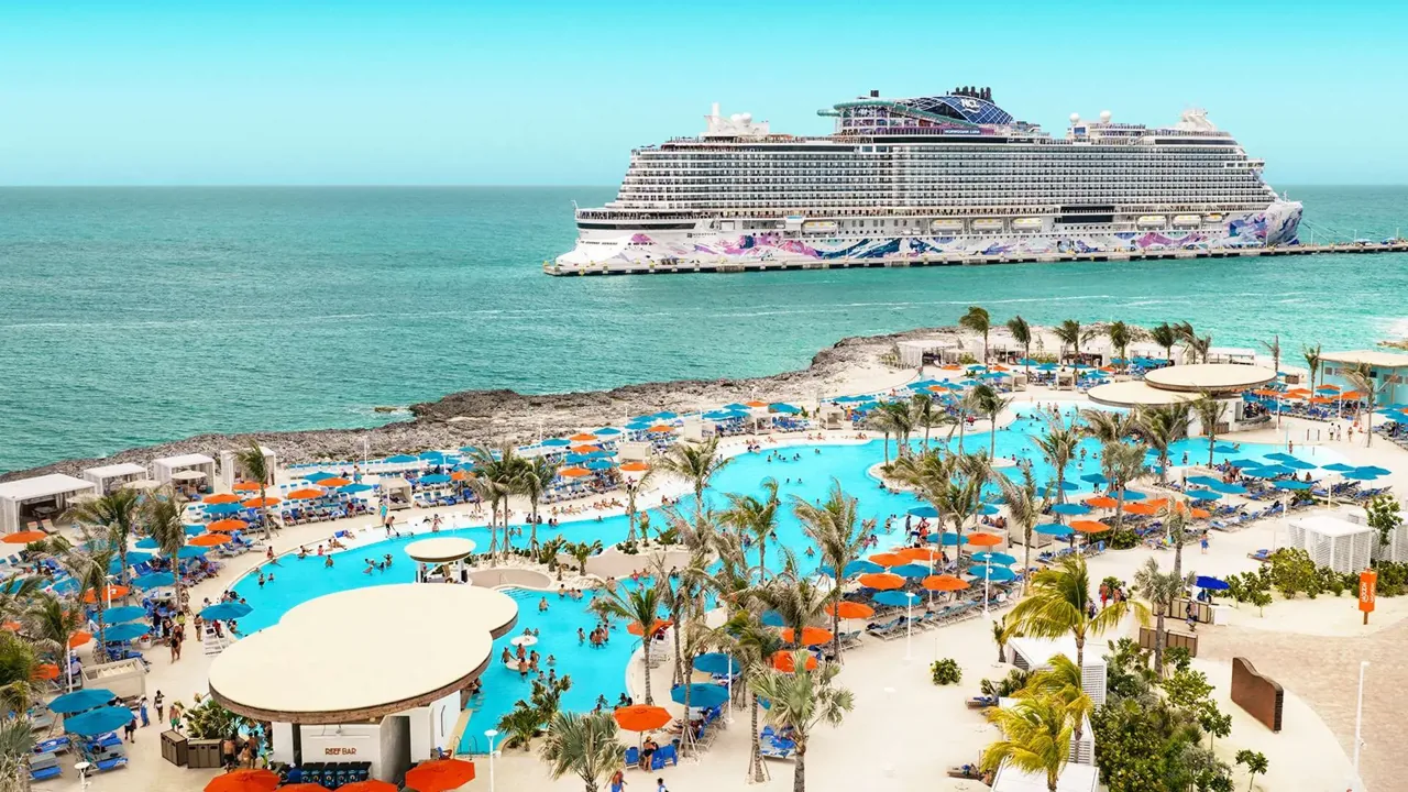 Excelente zona de piscinas y paseo marítimo en Stirrup Cay, con un crucero frente a la costa.