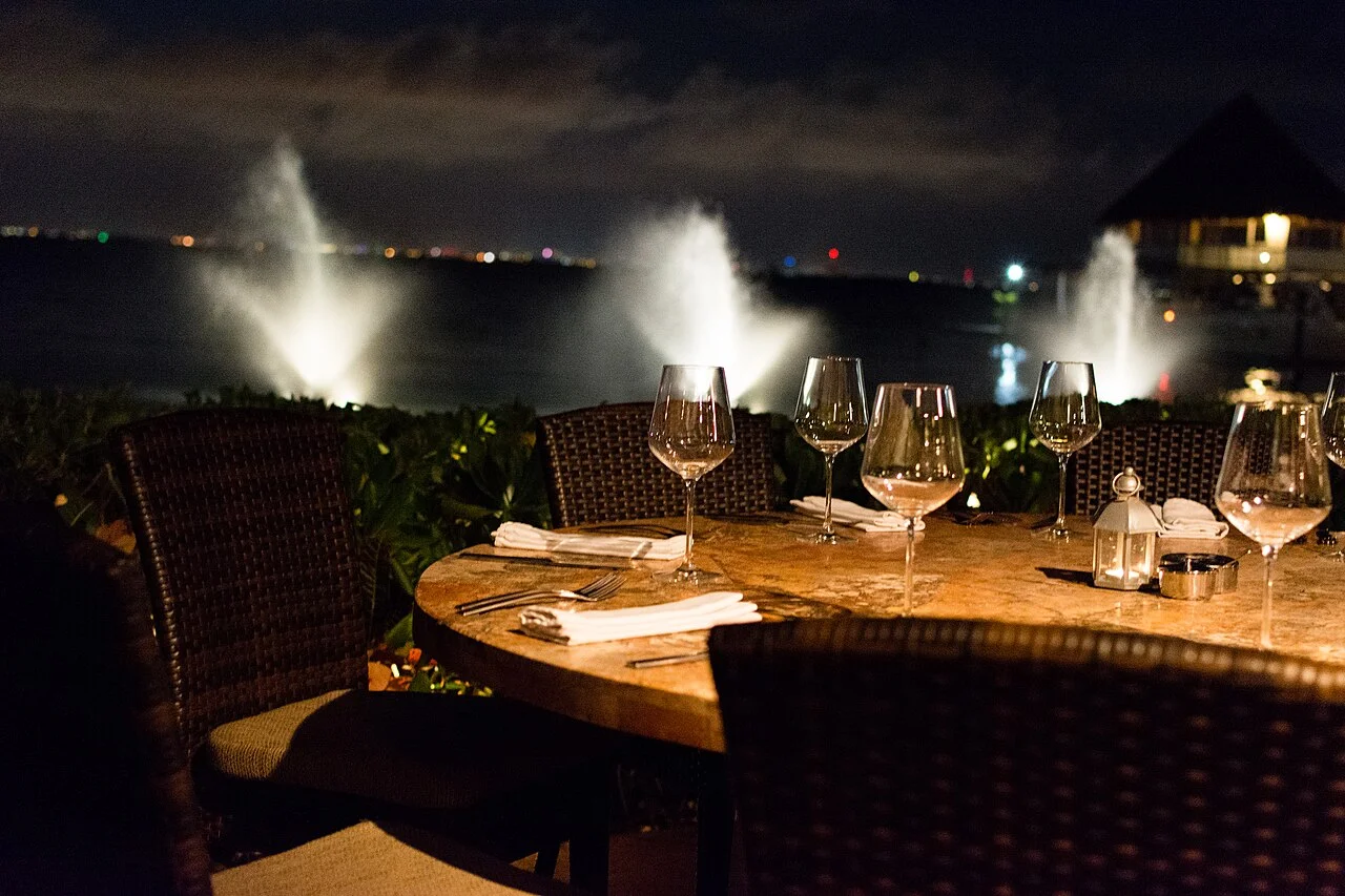 Tables donnant sur le lagon de Nichupté au restaurant Harry's Cancun, de nuit, photo prise en 2014