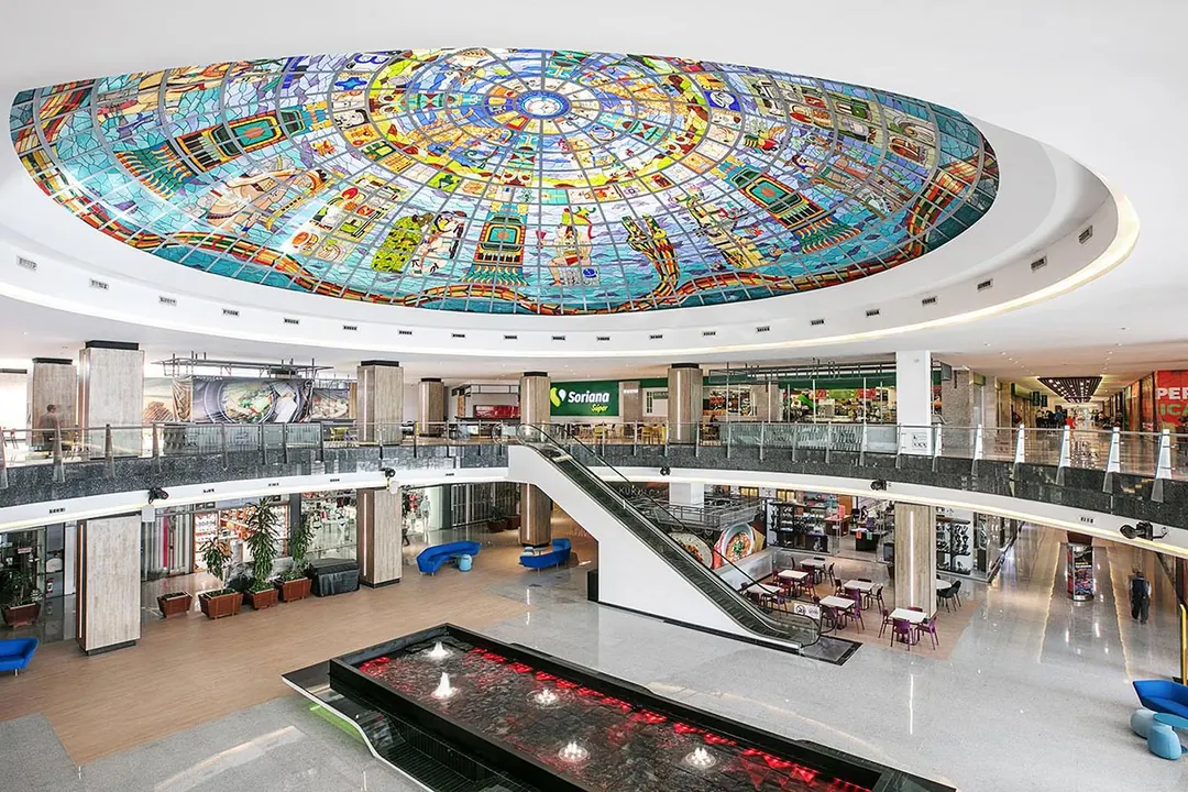 Vitrais de inspiração maia no teto do átrio central da Kukulcan Plaza Cancun.