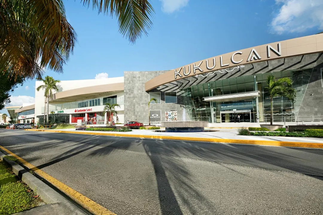 Entrada da Praça Kukulcan ao lado do Boulevard Kukulcan em Cancún