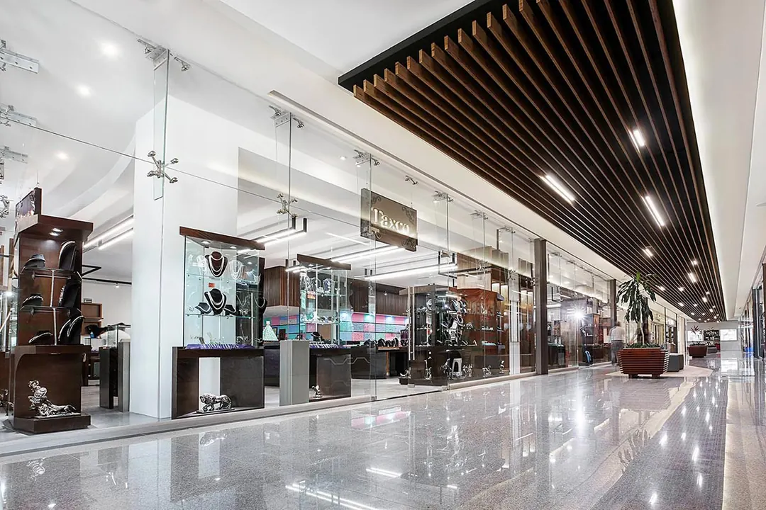 Boutiques de joias e relógios ao longo da Avenida de Luxo, no Kukulcan Plaza, em Cancún.