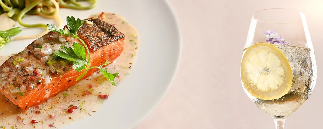 Un plat de poisson accompagné de légumes au restaurant La Dolce Vita Cancun