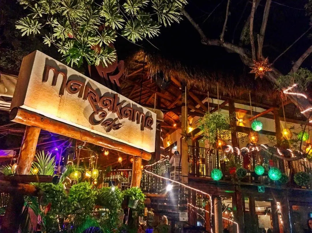 Entrée illuminée et arbres à Marakame sur l'Avenida Xpuhil à Cancún