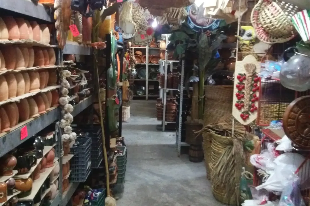 Artesanato, cerâmica e tecidos dentro do Barro y Artesanías de Hidalgo no Mercado 23 Cancun