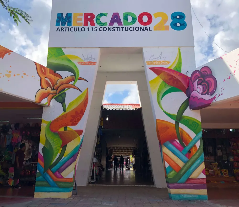 Entrada colorida com a placa "Mercado 28" no centro de Cancún.