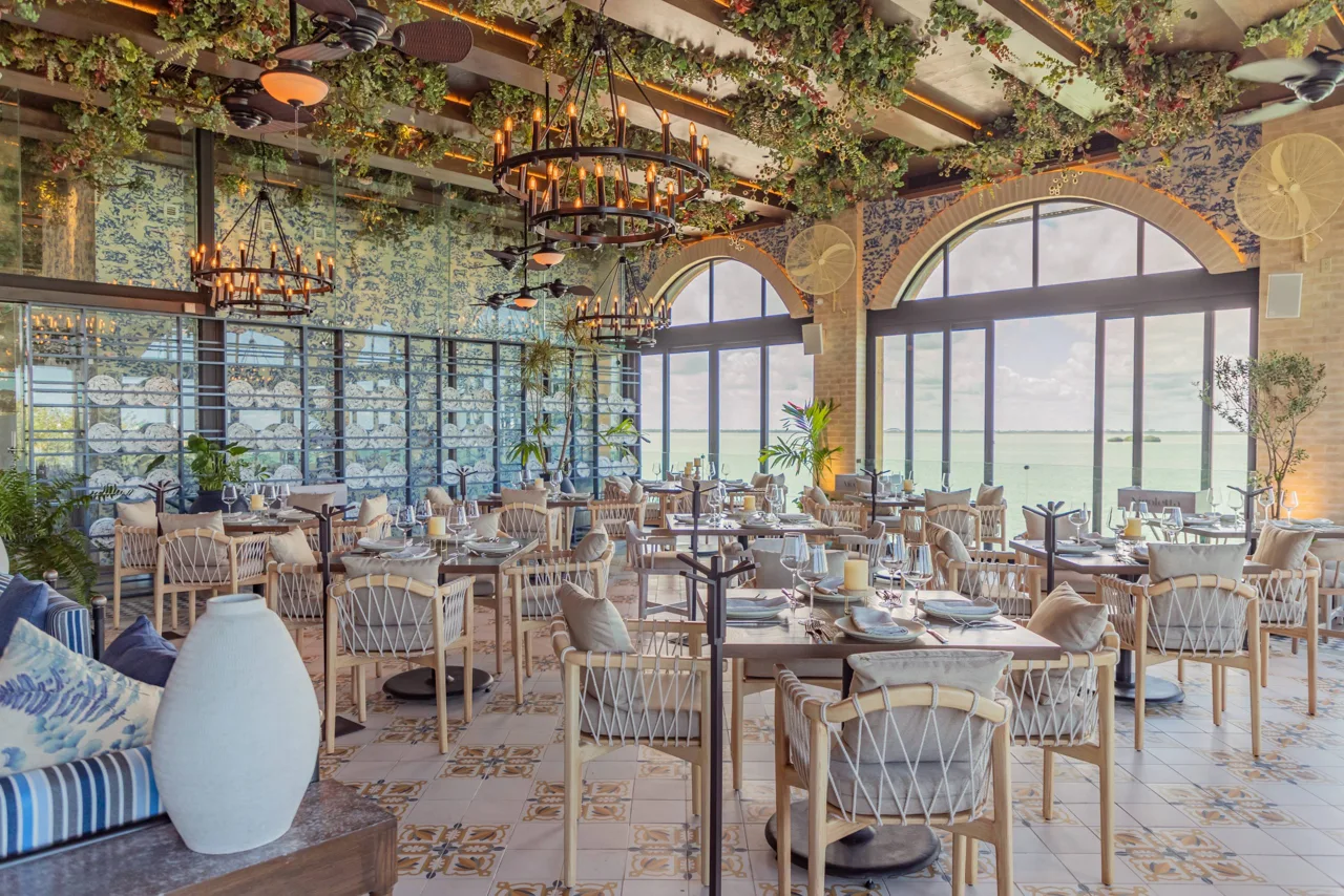 Salle à manger Nicoletta Cancun avec fenêtres cintrées donnant sur la lagune de Nichupté