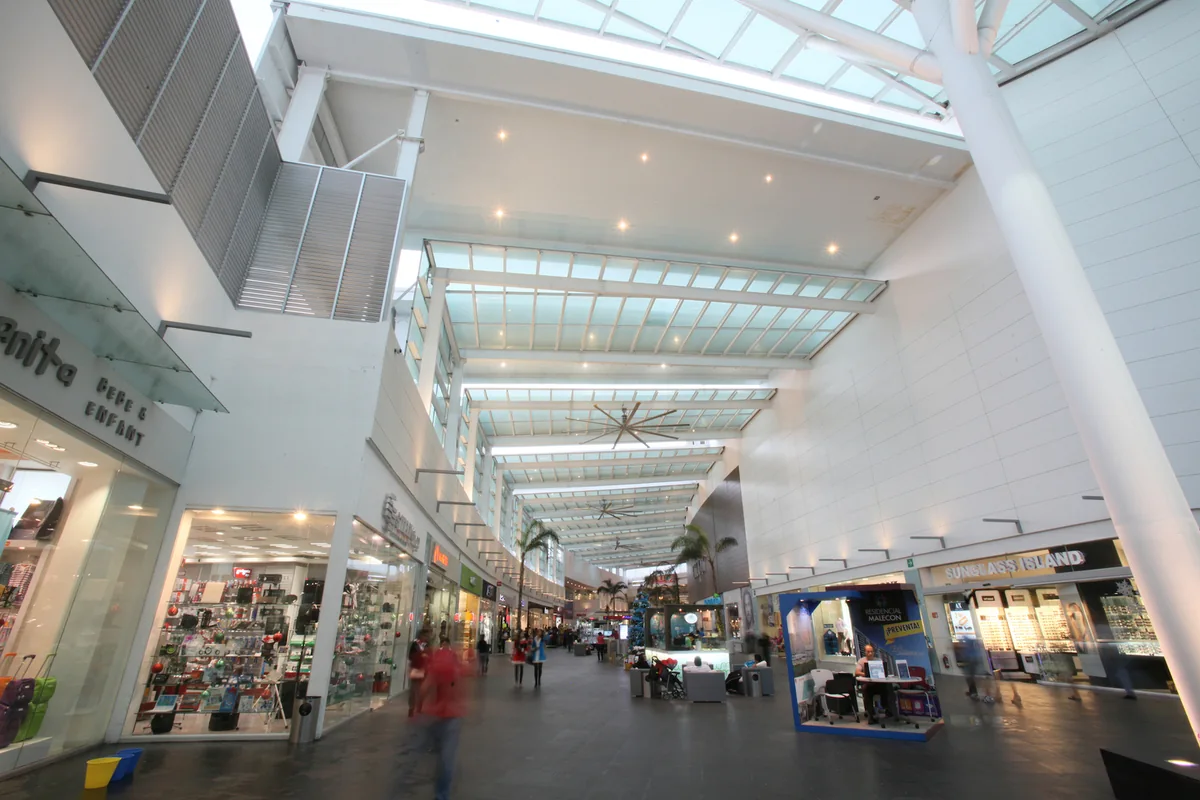 Covered shopping corridor at Plaza Las Américas and Malecón Américas in Cancun