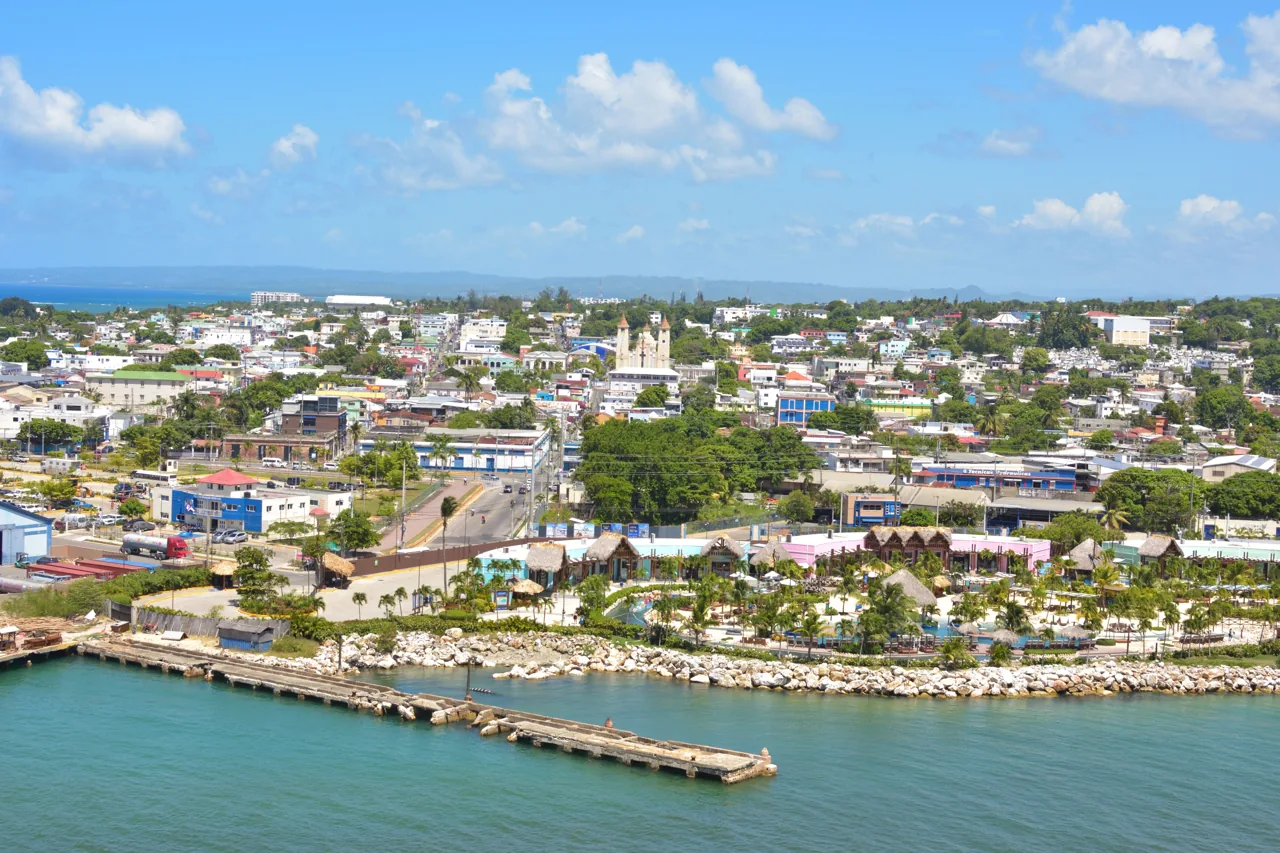 El paseo marítimo de Puerto Plata y los edificios de la ciudad junto a las aguas turquesas del Caribe.