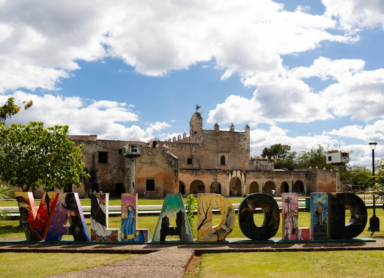 Letras coloridas de Valladolid em frente ao Convento de San Bernardino de Siena.