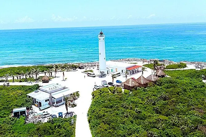 Le phare blanc et les bâtiments côtiers de Punta Sur surplombent la mer des Caraïbes