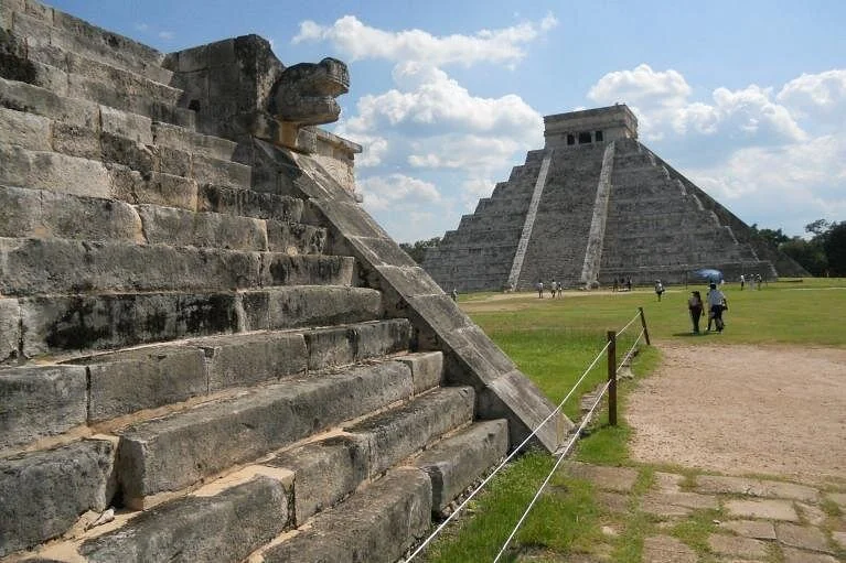 El Castillo at Chichén Itzá seen beyond the stone ruins and open walkway
