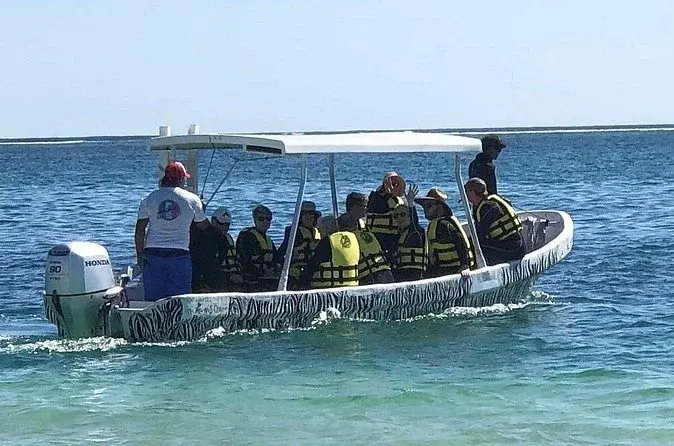 Pequeña embarcación de snorkel con pasajeros frente a Puerto Morelos en una fotografía del proveedor de Wet Set.