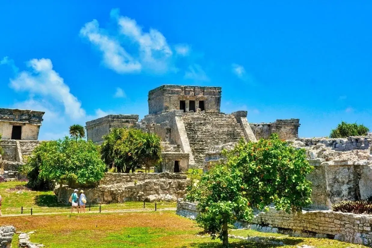 El Castillo e as ruínas de Tulum ao redor sob um céu azul.