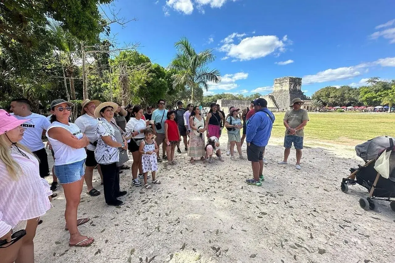 Guided visitors walking through the Chichén Itzá archaeological site